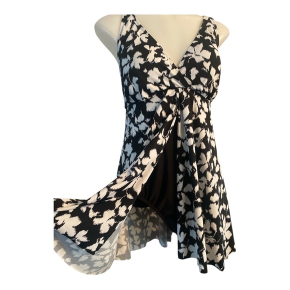 NWOT Floral One Piece Swimsuit V-Neck Adjustable Straps Black White‎ Size 18
